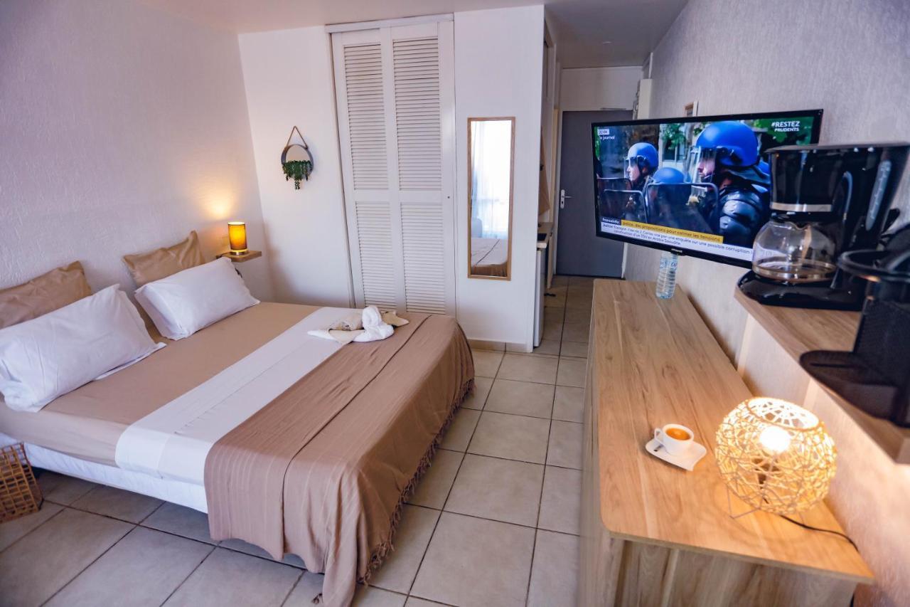Studio CHIC avec son accès plage et sans coupure d'eau Le Gosier  Extérieur photo